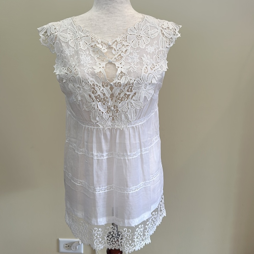 BCBG MAXAZRIA NWT White sleeveless embroidered blouse.